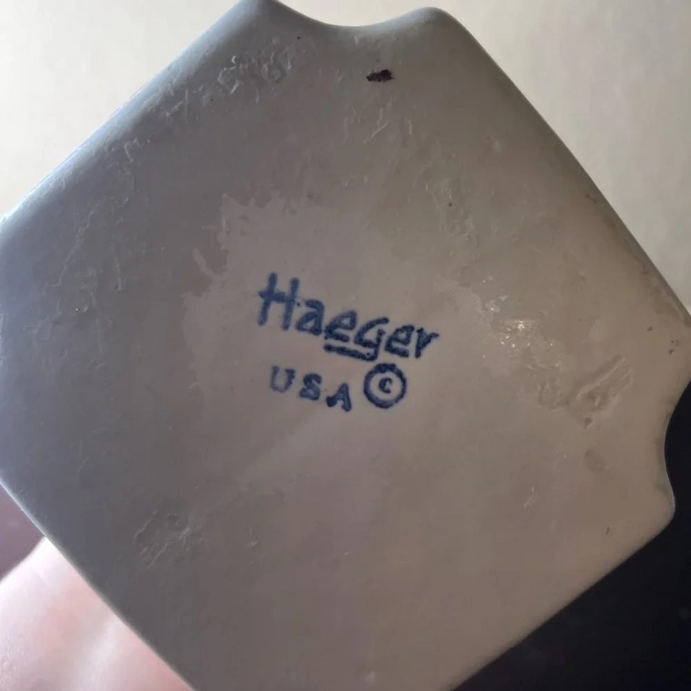 Haeger sculptural pedestal